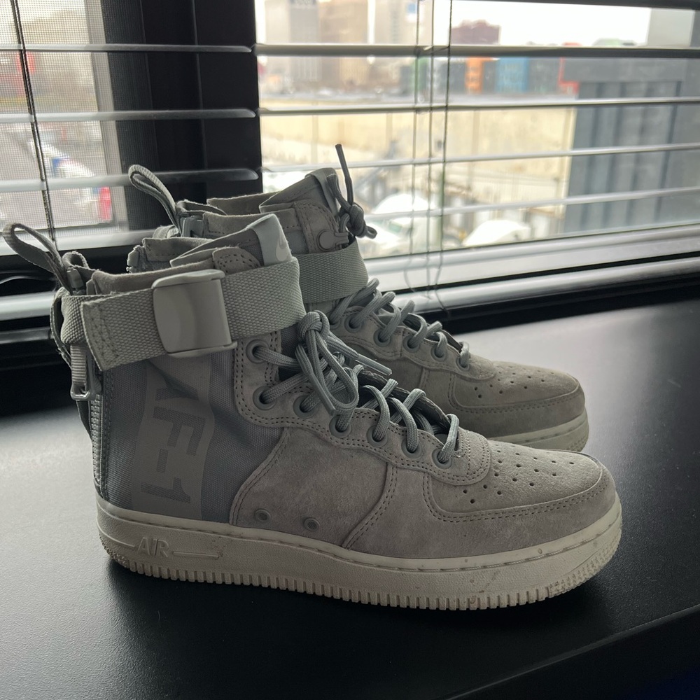 WMNS SF AIR FORCE 1 MID 'LIGHT PUMICE'
